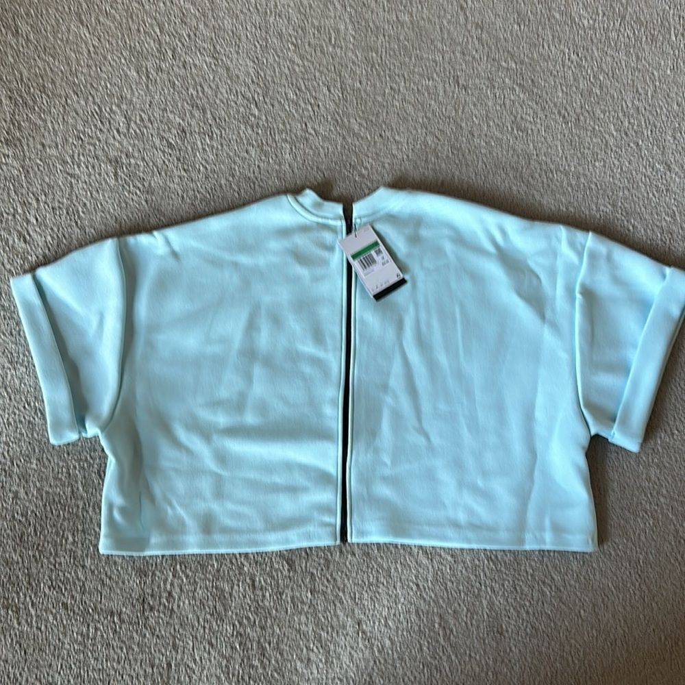 Nike Sportswear Tech Fleece
Women's Oversized Short-Sleeve Cropped Top! - Picture 9 of 13